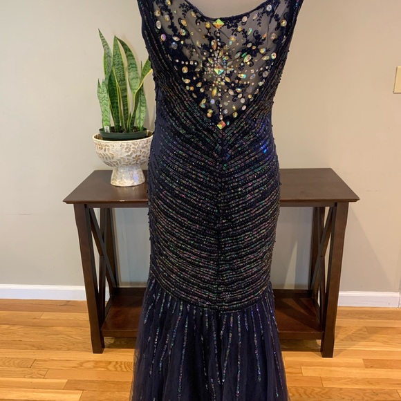 Evening dress with sequins and beading - Picture 4 of 8